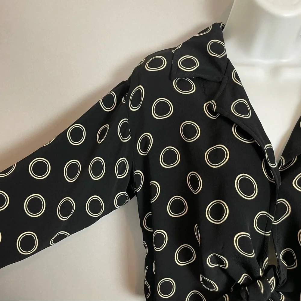 Betsey Johnson Cropped Blouse Black Circle Pattern Tie Front Rayon Size Medium - Picture 15 of 16